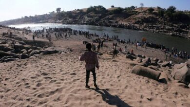 صورة رمزية لانتشال جثث من النهر