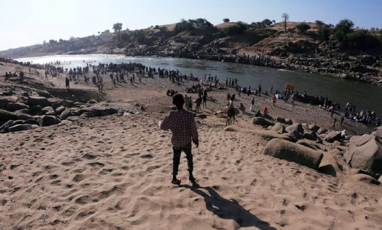 انتشال 15 جثة من نهر سيتيت عقب اشتباكات قرب الحدود السودانية صورة رمزية لانتشال جثث من النهر