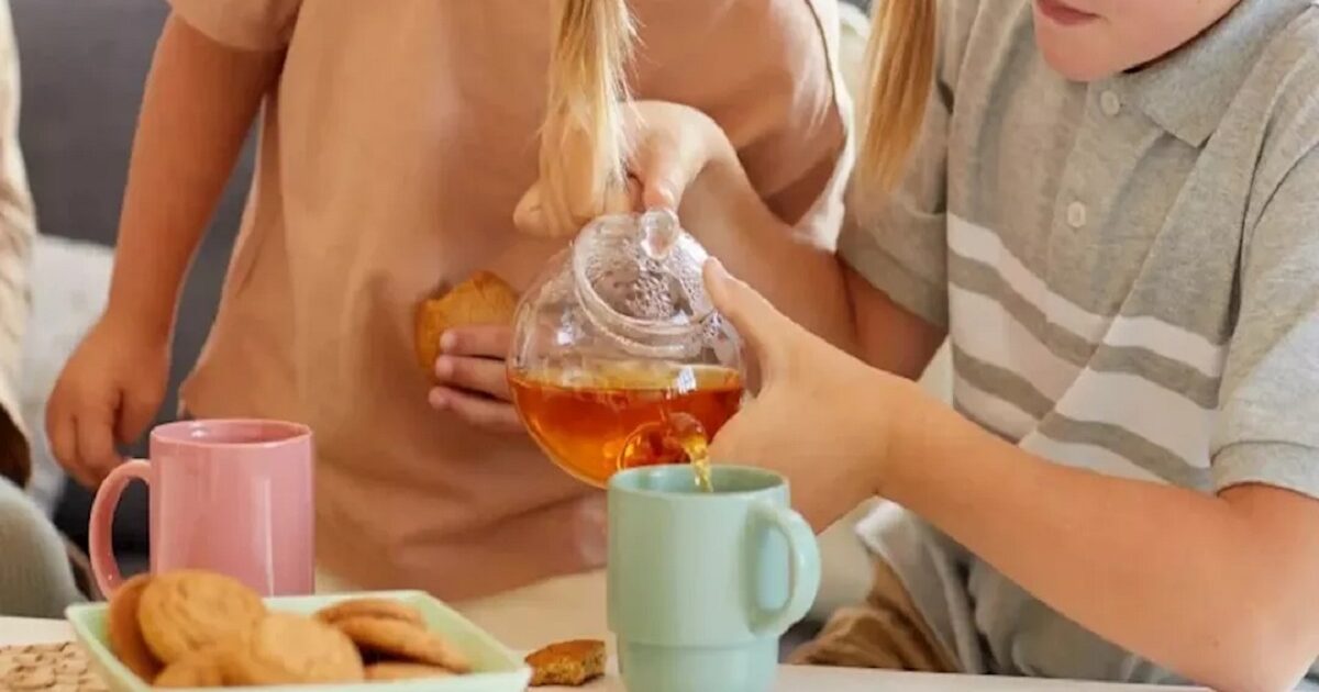 أضرار الشاي للأطفال: مخاطر صحية خفية قد لا ينتبه لها الأهل شاي اطفال