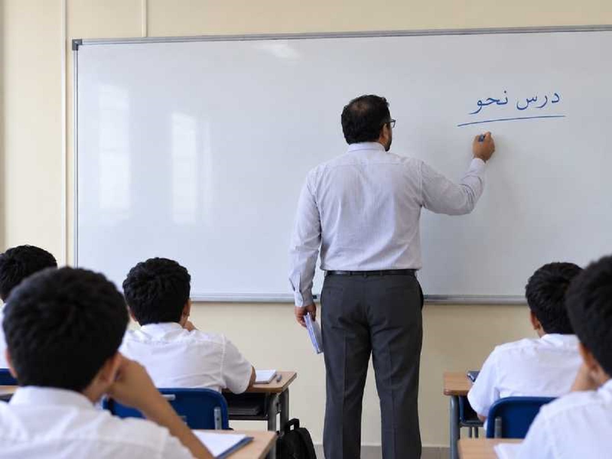 قرار رسمي في مصر.. الفصل عاماً لأي طالب يصور معلمي المدارس معلم مدرسة