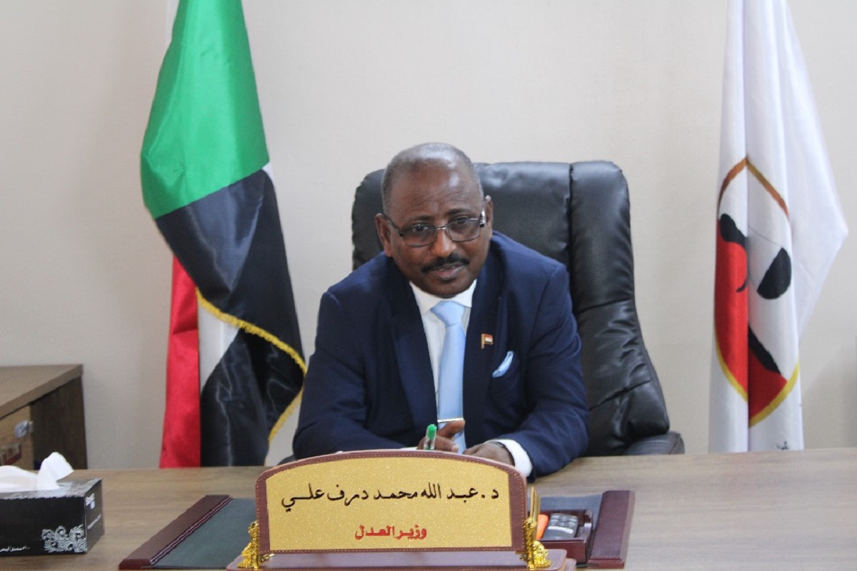وزير العدل يعلن ضمانات للمشاركين في الحوار السوداني السوداني وزير العدل السوداني عبد الله محمد درف