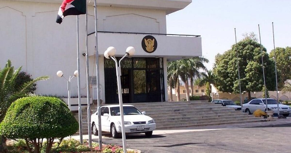مهلة 45 يوماً للعاملين الحكوميين السودانيين في أوغندا السفارة السودانية في كمبالا