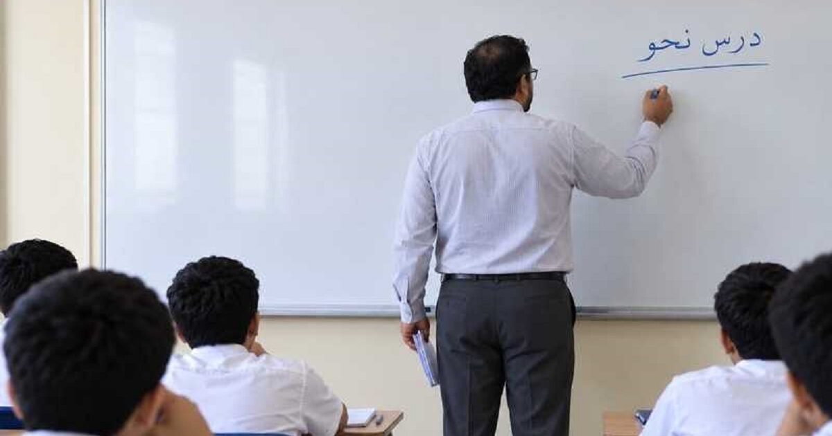 قرار رسمي في مصر.. الفصل عاماً لأي طالب يصور معلمي المدارس معلم مدرسة