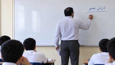 صورة توضيحية لمعلم في مدرسة